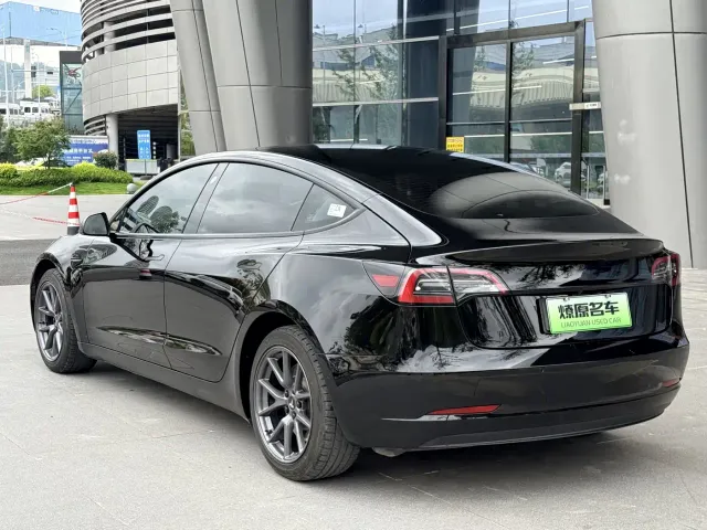 Tesla Model 3 — Фото автомобиля 5