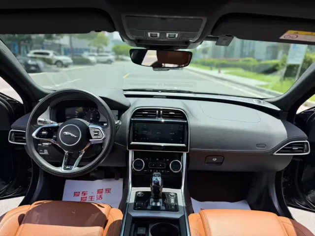 Jaguar XEL — Фото автомобиля 9