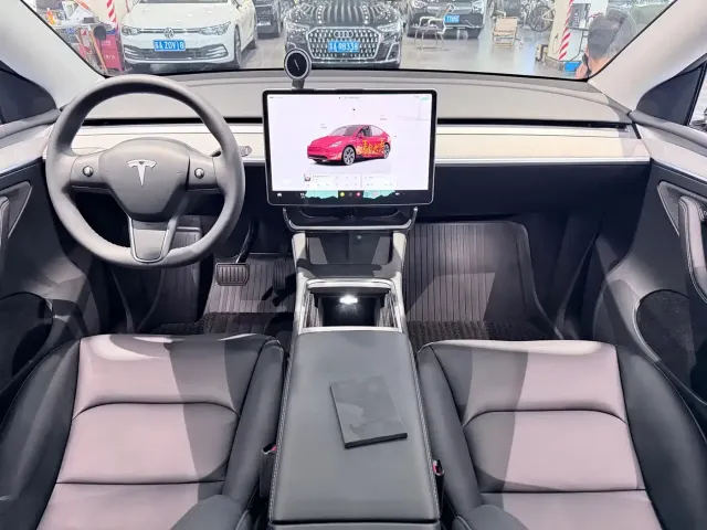 Tesla Model Y — Фото автомобиля 8