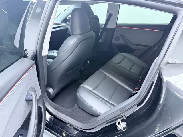 Tesla Model 3 — Фото автомобиля 6