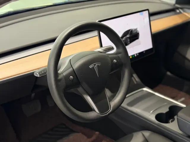 Tesla Model 3 — Фото автомобиля 10