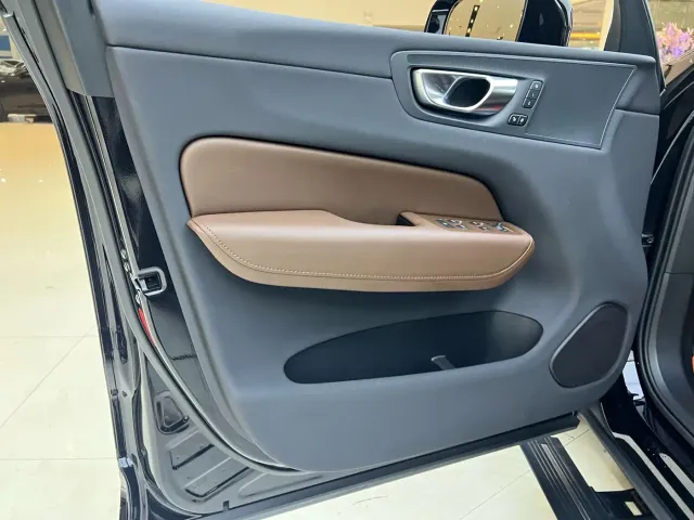 Volvo XC60 — Фото автомобиля 9