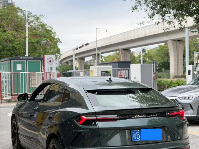 Lamborghini Urus — Фото автомобиля 12