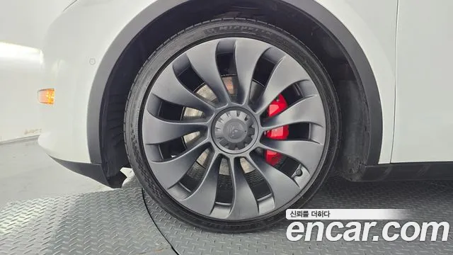 Tesla Model Y — Фото автомобиля 5