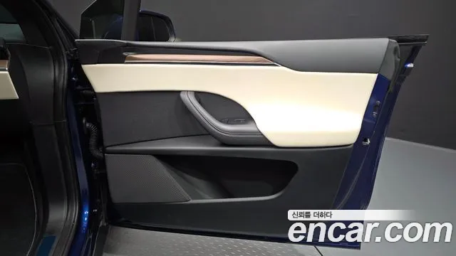 Tesla Model X — Фото автомобиля 13