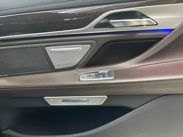BMW 7 Series — Фото автомобиля 12