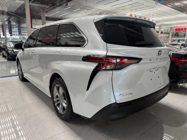 Toyota Sienna — Фото автомобиля 8