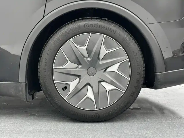 Tesla Model Y L — Фото автомобиля 26