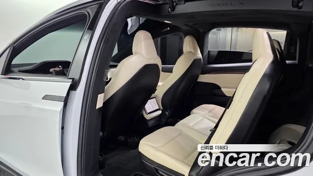 Tesla Model X — Фото автомобиля 27