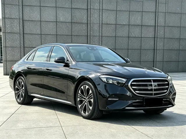 Mercedes-Benz E-Class — Фото автомобиля 4