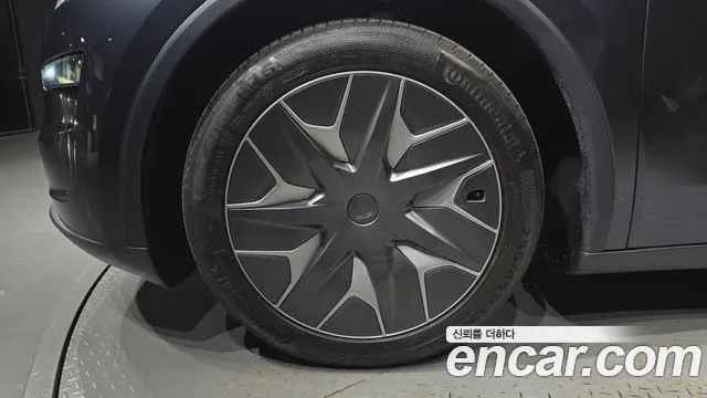 Tesla Model Y — Фото автомобиля 5