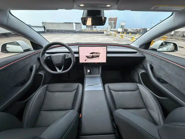 Tesla Model 3 — Фото автомобиля 10