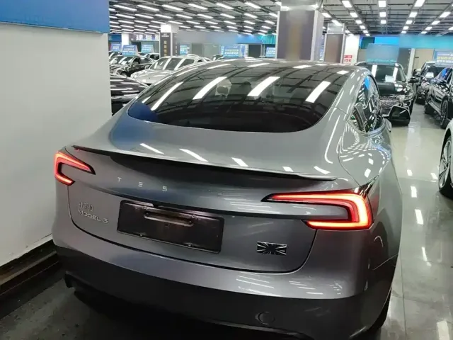 Tesla Model 3 — Фото автомобиля 5