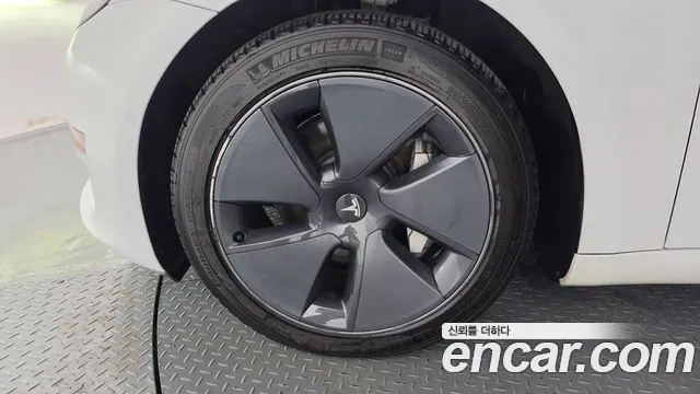 Tesla Model 3 — Фото автомобиля 4
