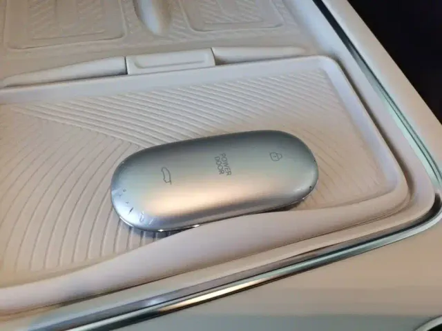 Li Auto MEGA — Фото автомобиля 8
