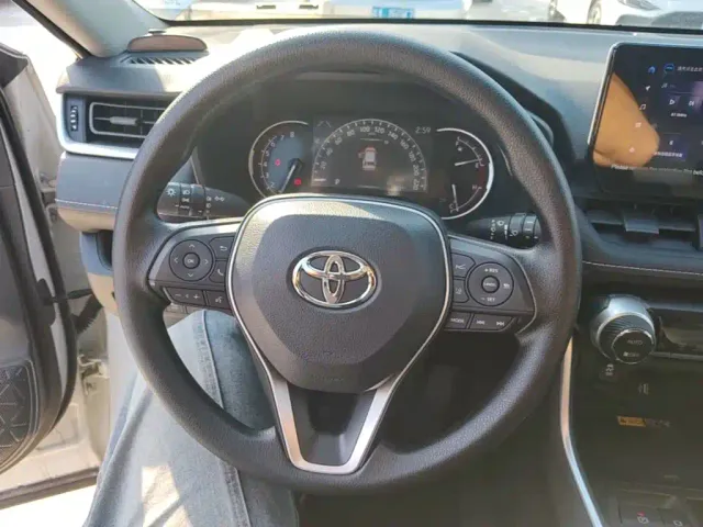 Toyota RAV4 — Фото автомобиля 10
