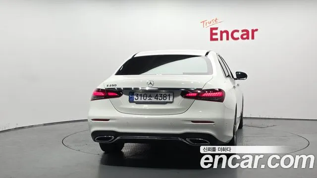 Mercedes-Benz E-Class — Фото автомобиля 4