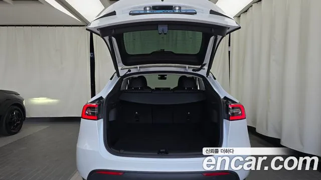 Tesla Model Y — Фото автомобиля 19