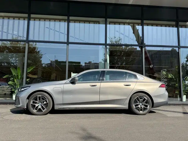 BMW i5 — Фото автомобиля 4