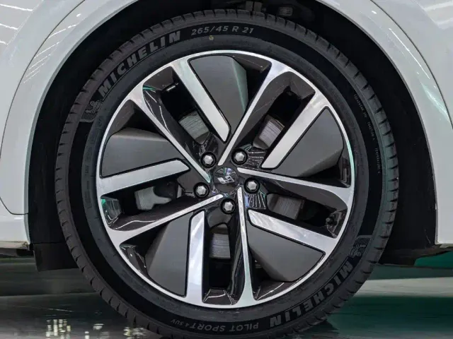 Li Auto L7 — Фото автомобиля 7