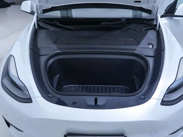 Tesla Model Y — Фото автомобиля 24