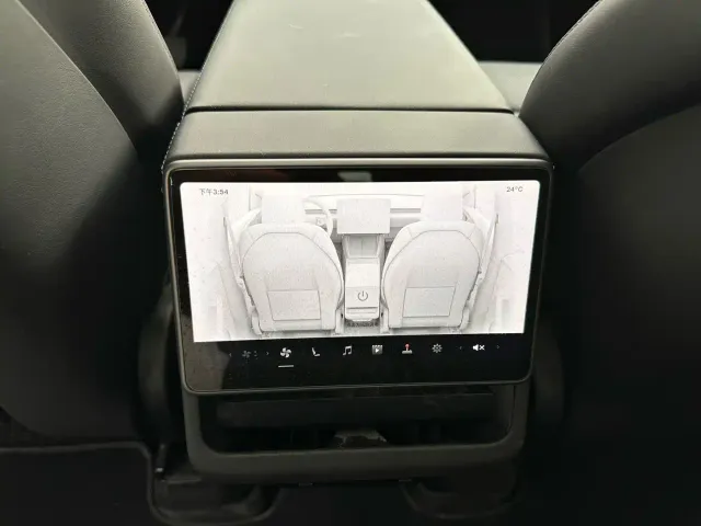 Tesla Model Y — Фото автомобиля 12