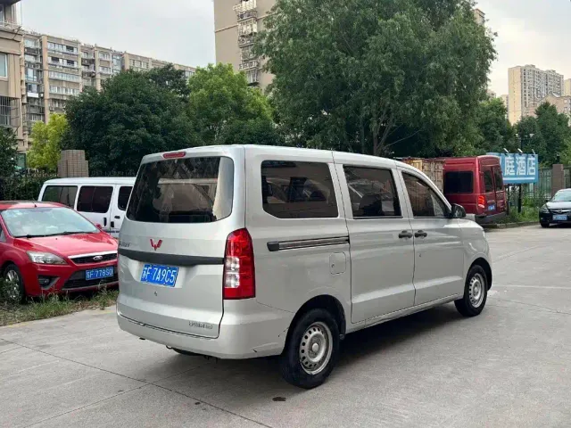 Wuling Hongguang V — Фото автомобиля 3