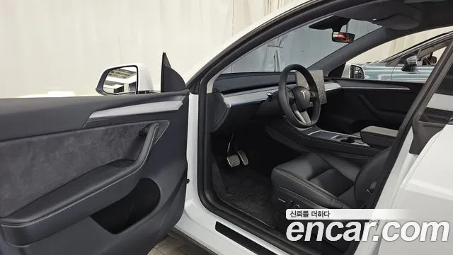 Tesla Model Y — Фото автомобиля 10