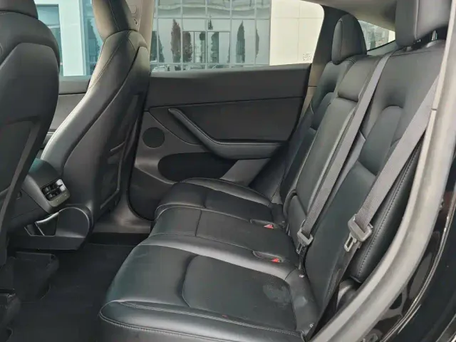 Tesla Model Y — Фото автомобиля 8