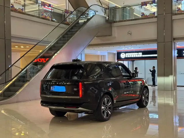 Land Rover Range Rover 2024 3.0 L6 400PS Golden Age Extended 7-Seater — Фото автомобиля 4