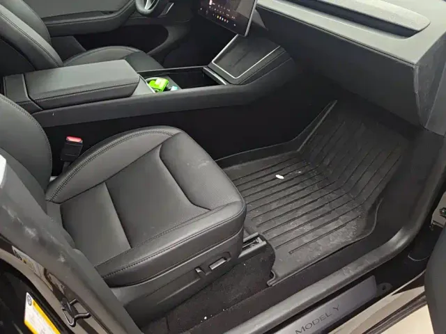 Tesla Model Y — Фото автомобиля 8