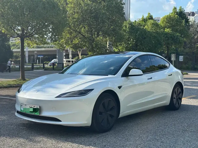 Фотография автомобиля — Tesla Model 3