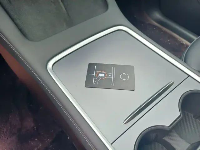 Tesla Model Y — Фото автомобиля 8