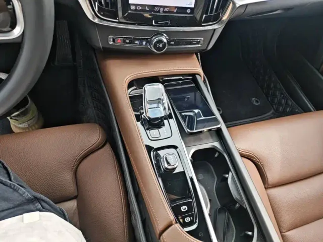 Volvo S90 — Фото автомобиля 18