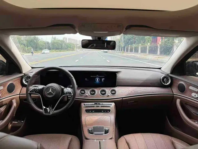 Mercedes-Benz E-Class — Фото автомобиля 4