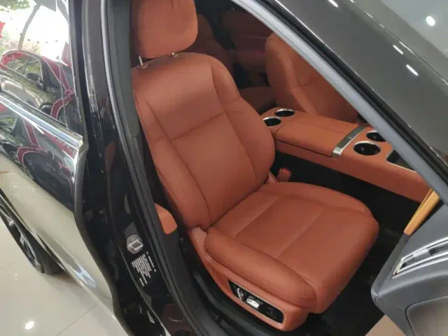 Li Auto L8 — Фото автомобиля 24