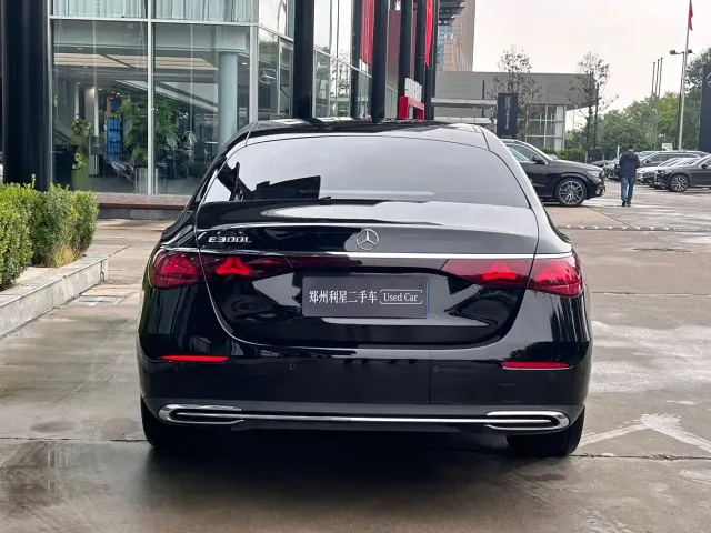 Mercedes-Benz E-Class — Фото автомобиля 4