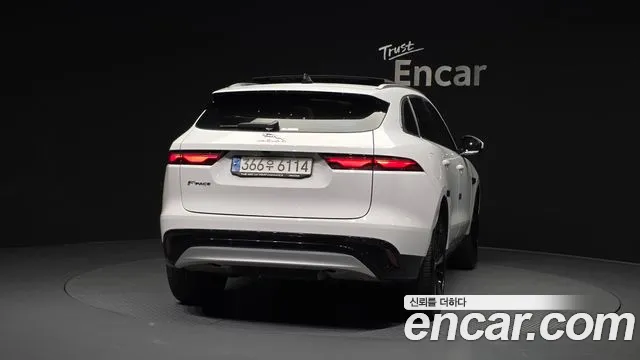 Jaguar F-PACE — Фото автомобиля 4
