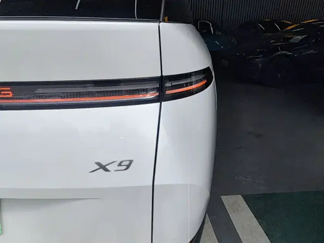 Xpeng X9 — Фото автомобиля 7