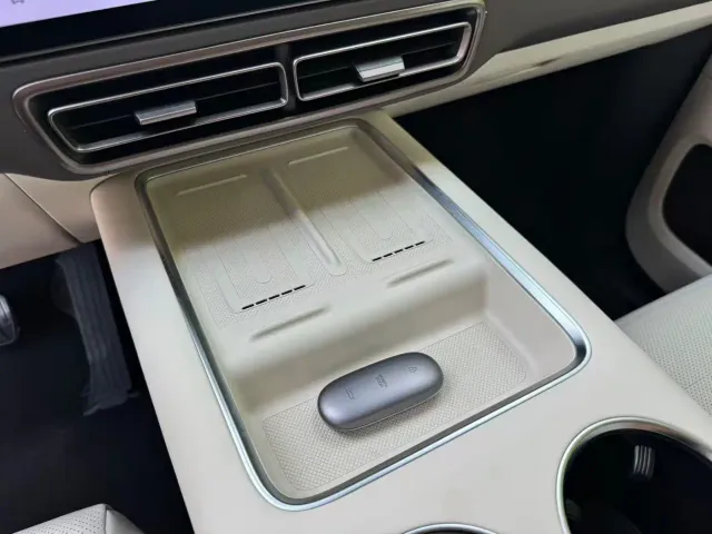 Li Auto MEGA — Фото автомобиля 11