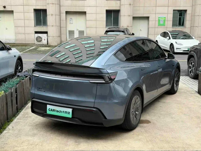 Tesla Model Y L — Фото автомобиля 3