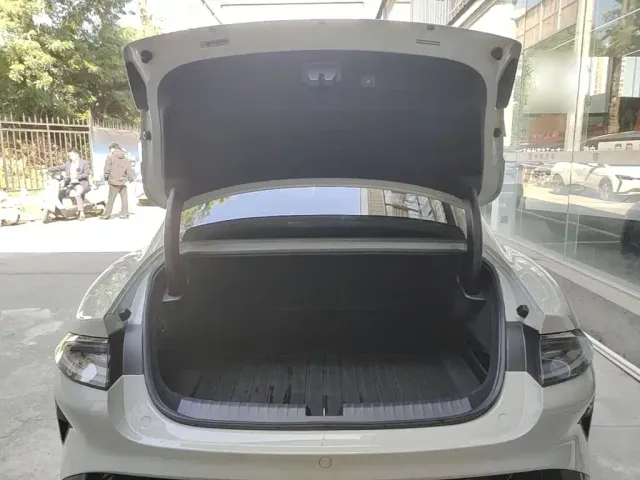 Xiaomi SU7 — Фото автомобиля 18