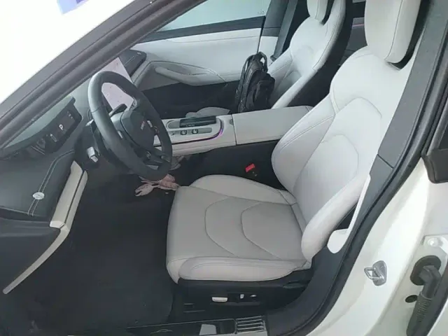 Xiaomi SU7 — Фото автомобиля 14