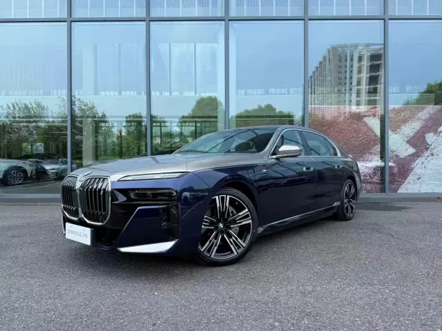 Фотография автомобиля — BMW i7
