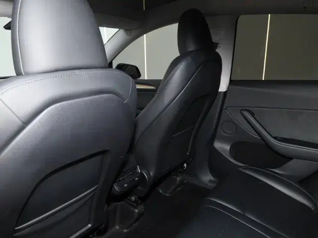 Tesla Model Y — Фото автомобиля 19