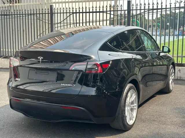 Tesla Model Y — Фото автомобиля 14