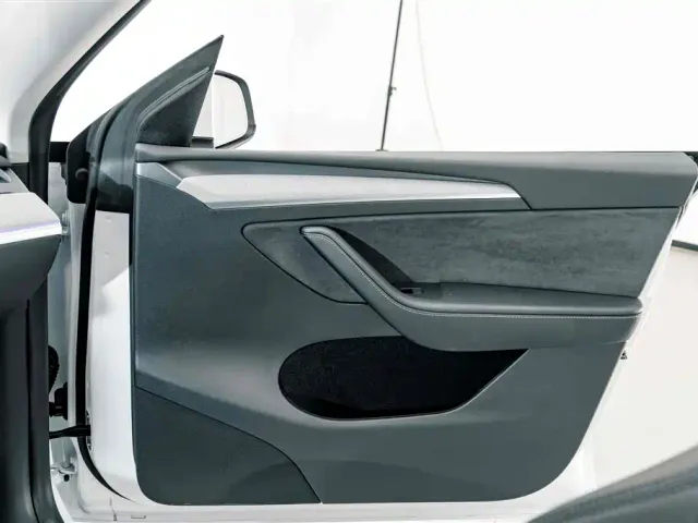 Tesla Model Y — Фото автомобиля 14