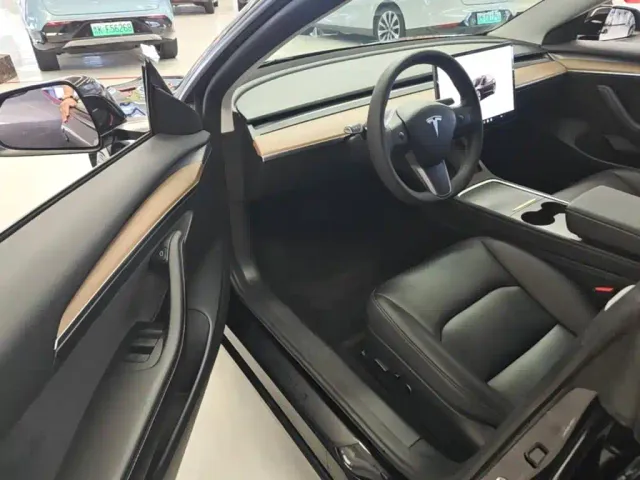 Tesla Model 3 — Фото автомобиля 14