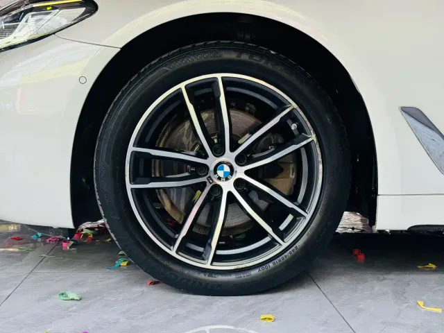 BMW 5 Series — Фото автомобиля 7