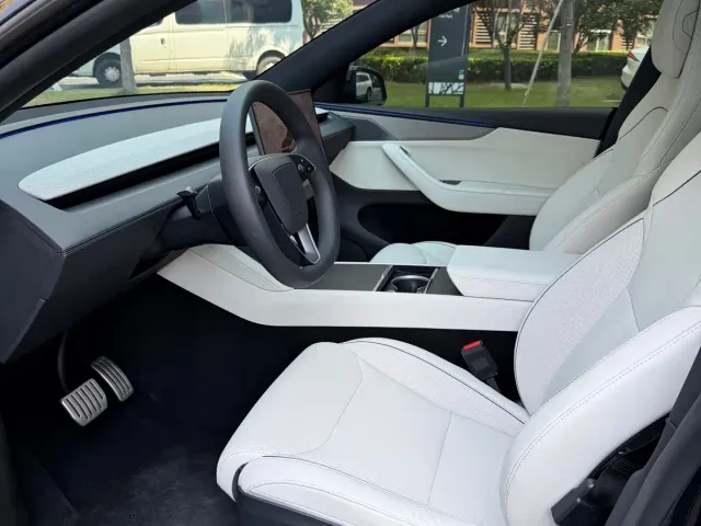 Tesla Model Y L — Фото автомобиля 3